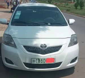 Photo - Toyota Yaris 2010 White