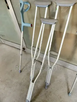 Photo - Crutches走了crutches的遊axillary_crutches土以axillary Crutches