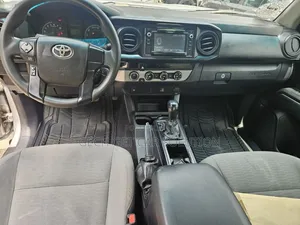 Photo - Toyota Tacoma 4dr Double Cab 2016 Silver