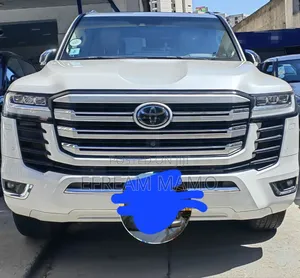 Photo - Toyota Land Cruiser 2023 White