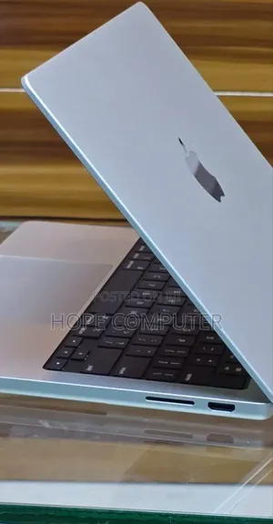 New Laptop Apple MacBook Pro 2023 M3 14-Inch 8GB Apple M3 SSD 512GB