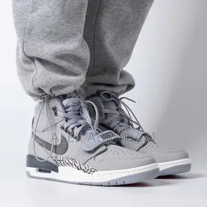 Photo - Air Jordan Legacy 312