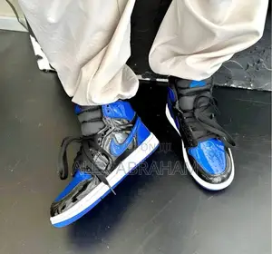 Photo - Jordan 1 Retro High Og Patent Royal Blue 2023