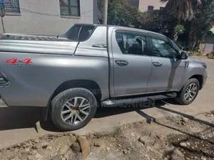 Photo - Toyota Hilux 2018 Silver