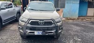 Photo - Toyota Hilux 2021 Blue