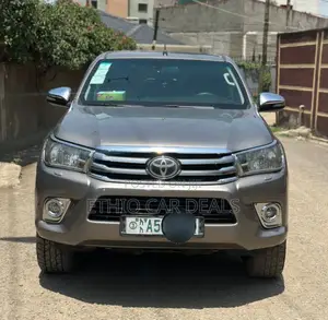 Photo - Toyota Hilux 2016 Gold
