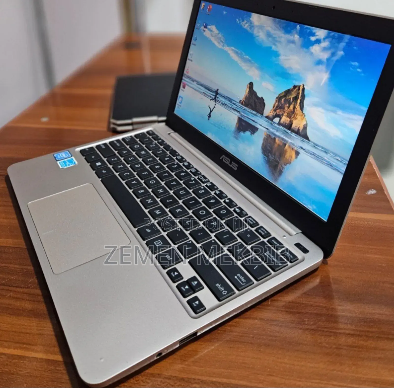 Laptop Asus 2GB Intel Xeon SSD 32GB