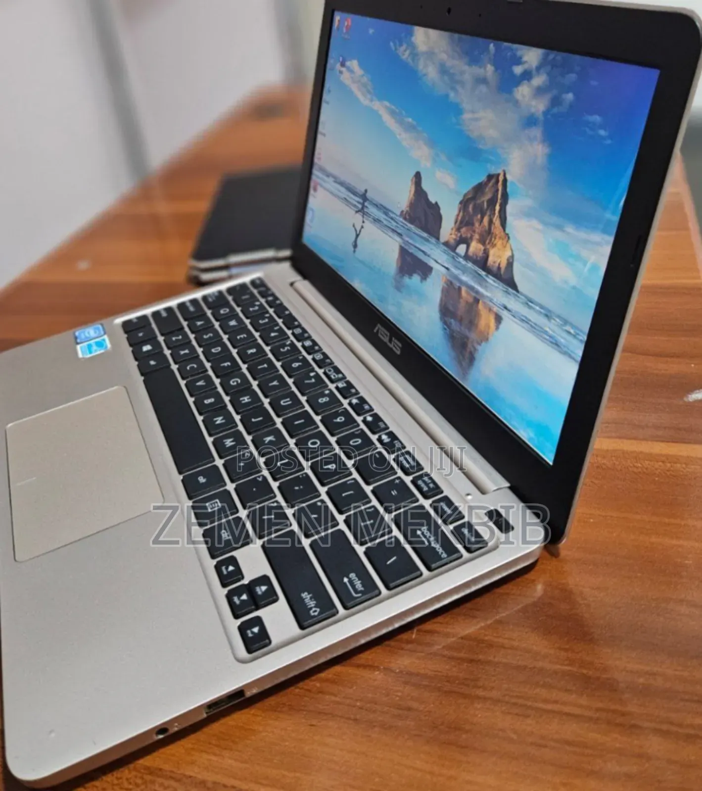 Laptop Asus 2GB Intel Xeon SSD 32GB