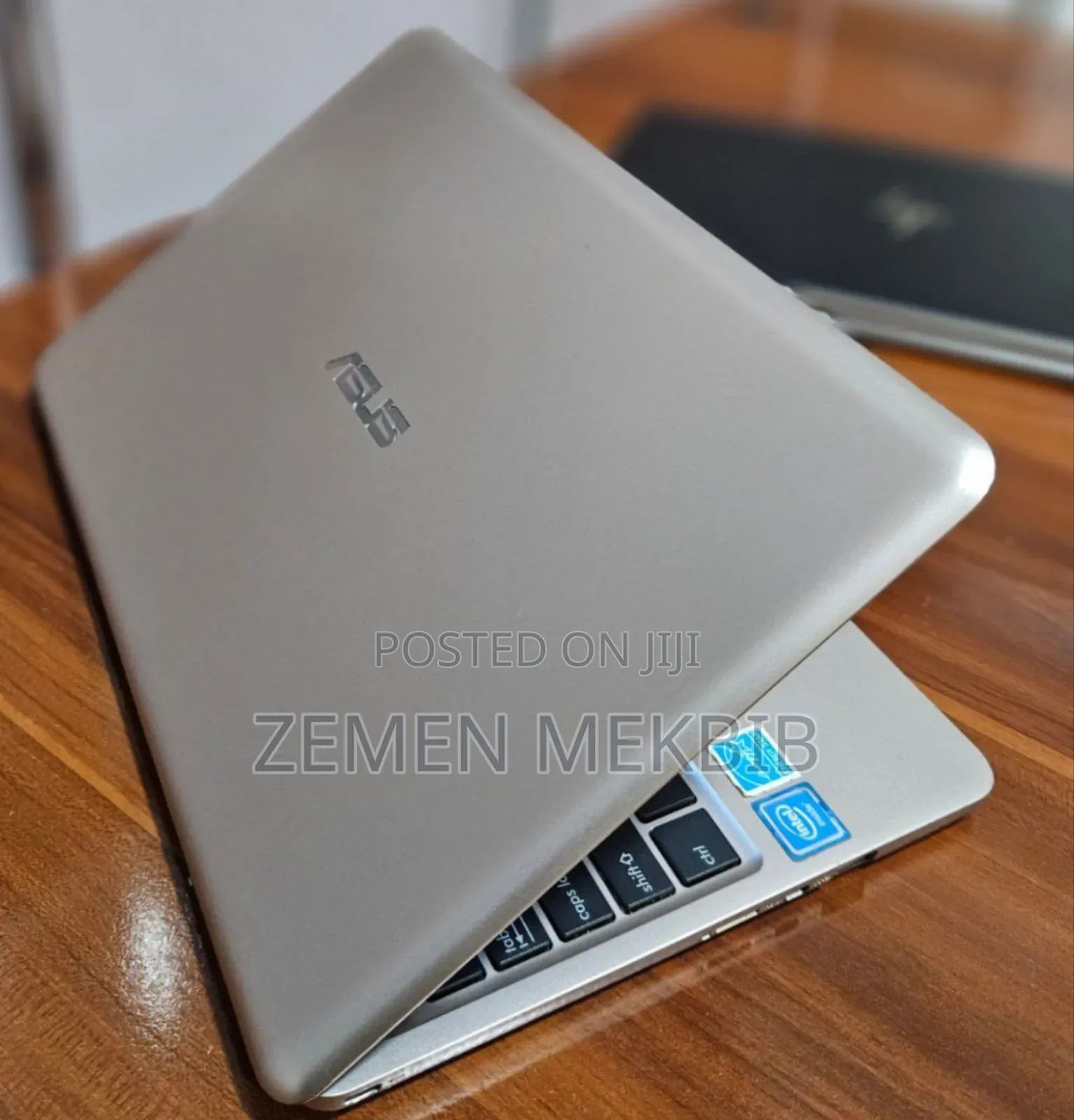 Laptop Asus 2GB Intel Xeon SSD 32GB