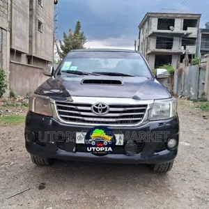 Photo - Toyota Hilux 2012 Black