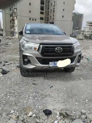 Photo - Toyota Hilux 2020 Gold