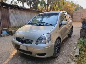Photo - Toyota Vitz 2004 Gold