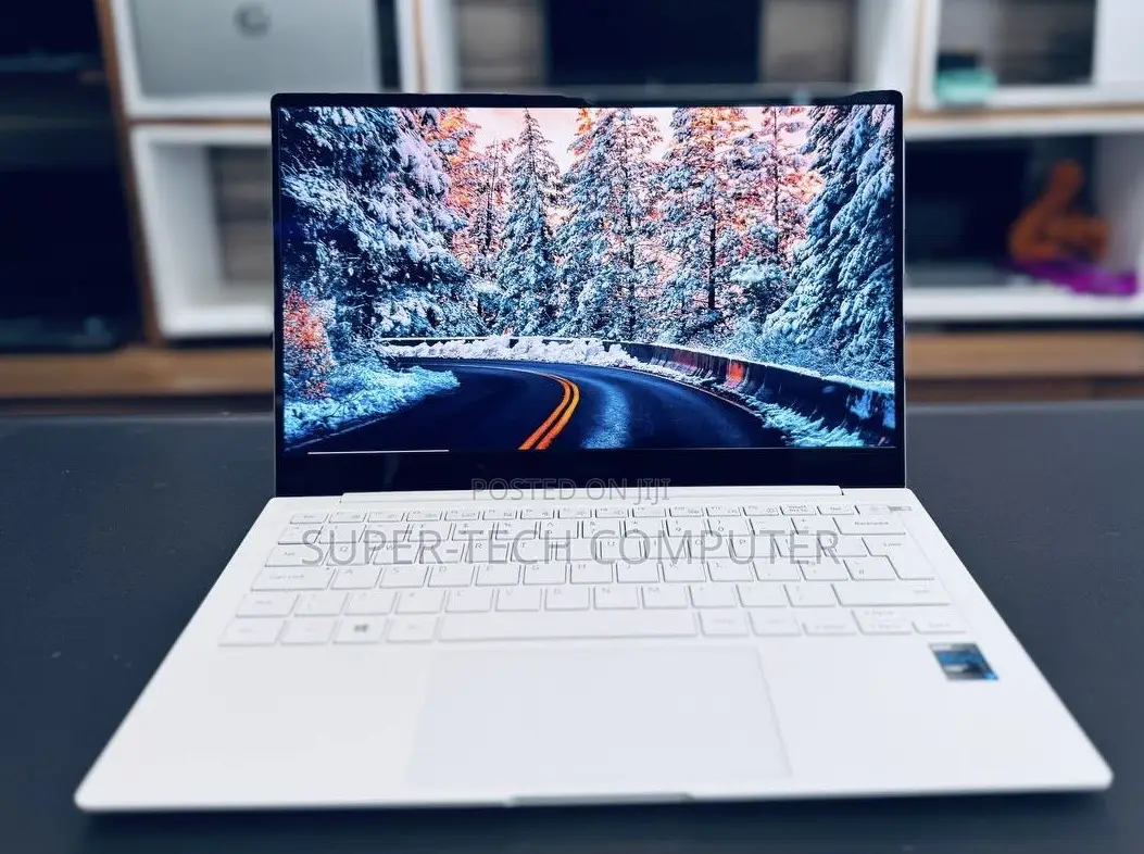 New Laptop Samsung Galaxy Book4 16GB Intel Core I7 SSD 512GB
