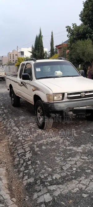 Photo - Toyota Hilux 2000 White