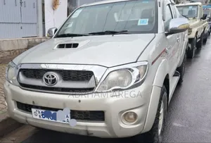 Photo - Toyota Hilux 2010 Silver