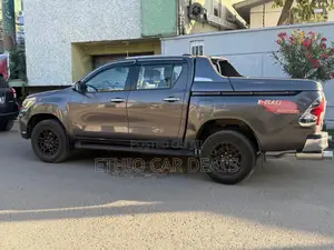 Photo - Toyota Hilux 2020 Black