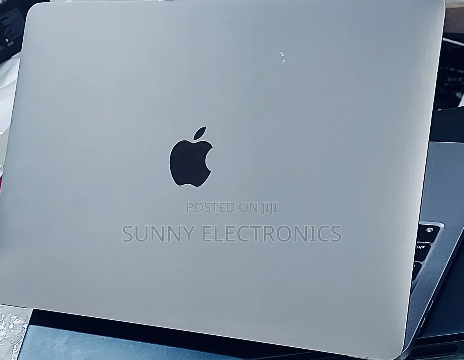 New Laptop Apple MacBook Pro 2022 M2 8GB Apple M2 SSD 256GB