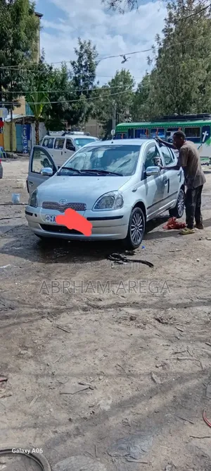 Photo - Toyota Vitz 2001 Silver