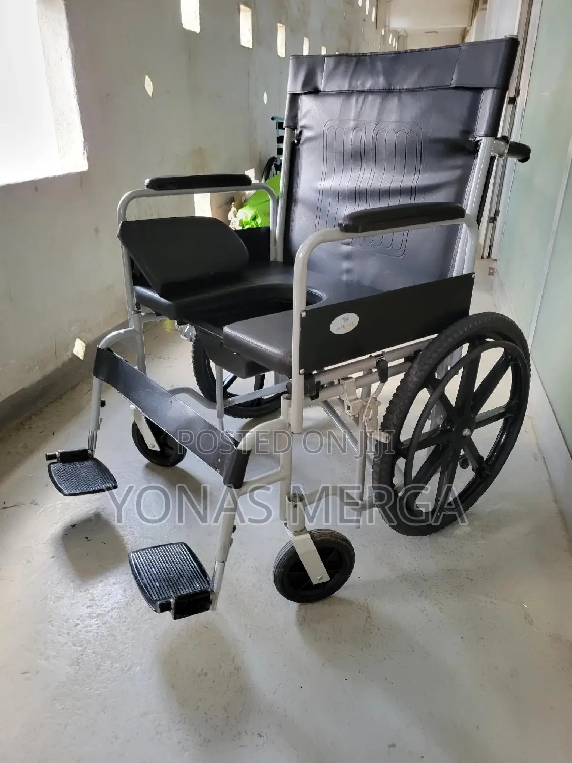 28"Width Seat, Capacity 150kg)(Cm607 Toilet Wheelchair