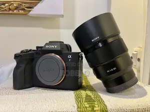 Photo - Sony Alpha 7 Iv With 85mm F1.8 Prime Lens