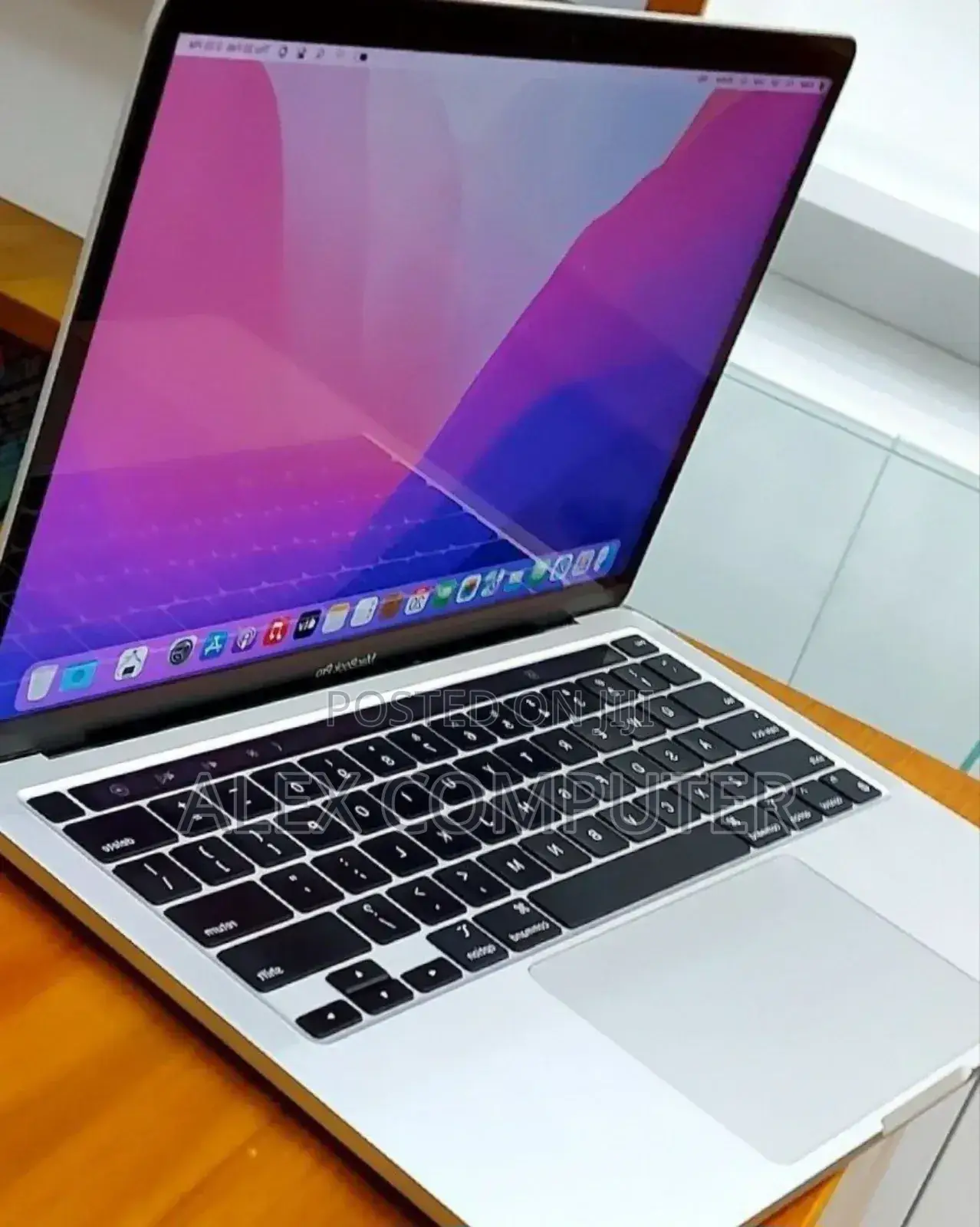 New Laptop Apple MacBook Pro 2020 M1 8GB Apple M1 SSD 512GB