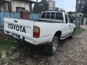 Photo - Toyota Hilux 2000 White