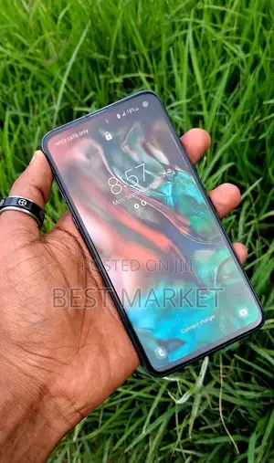 Photo - Samsung Galaxy S10e 128 GB Black