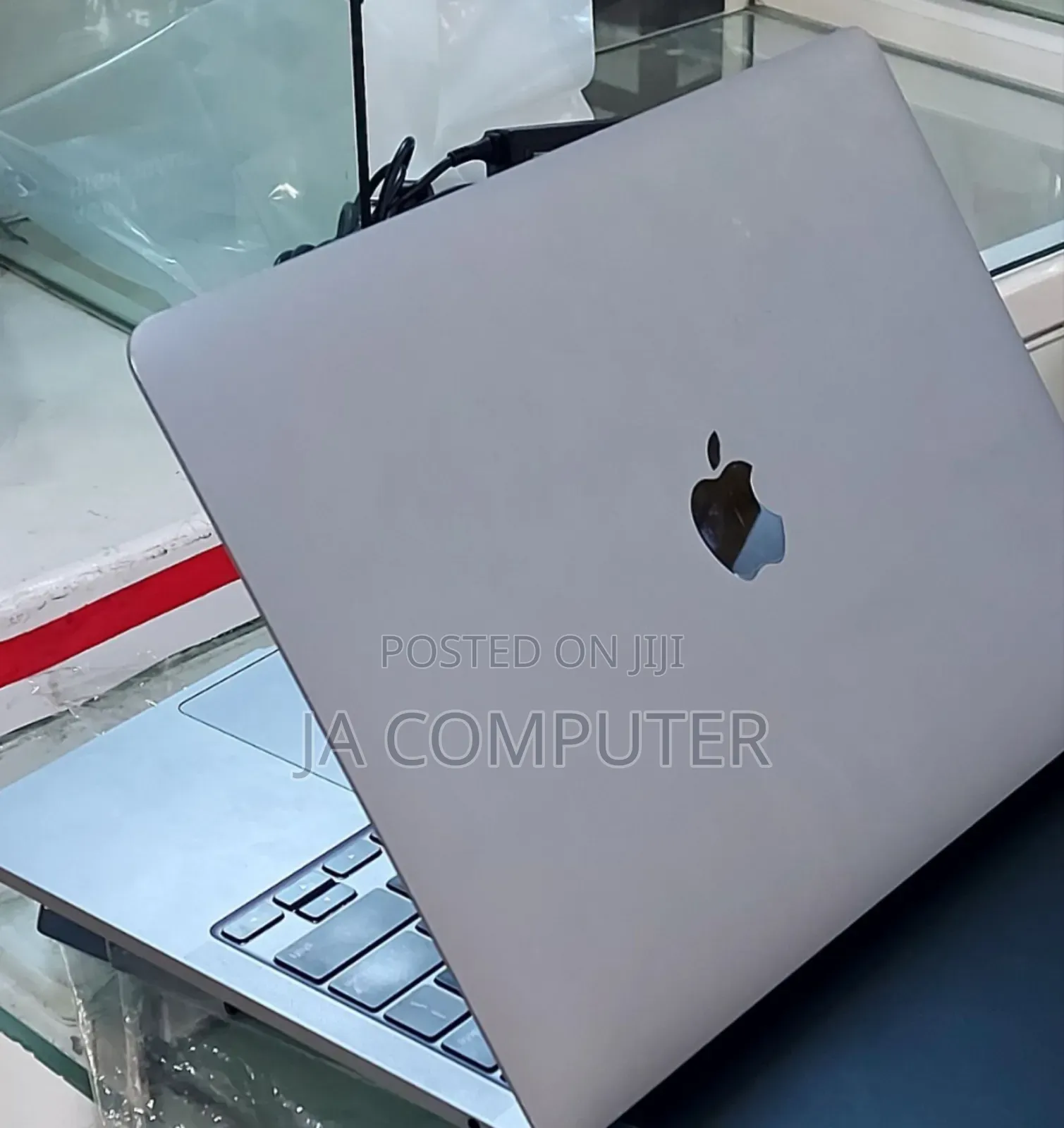 New Laptop Apple MacBook Pro 2022 M2 8GB Apple M2 SSD 256GB