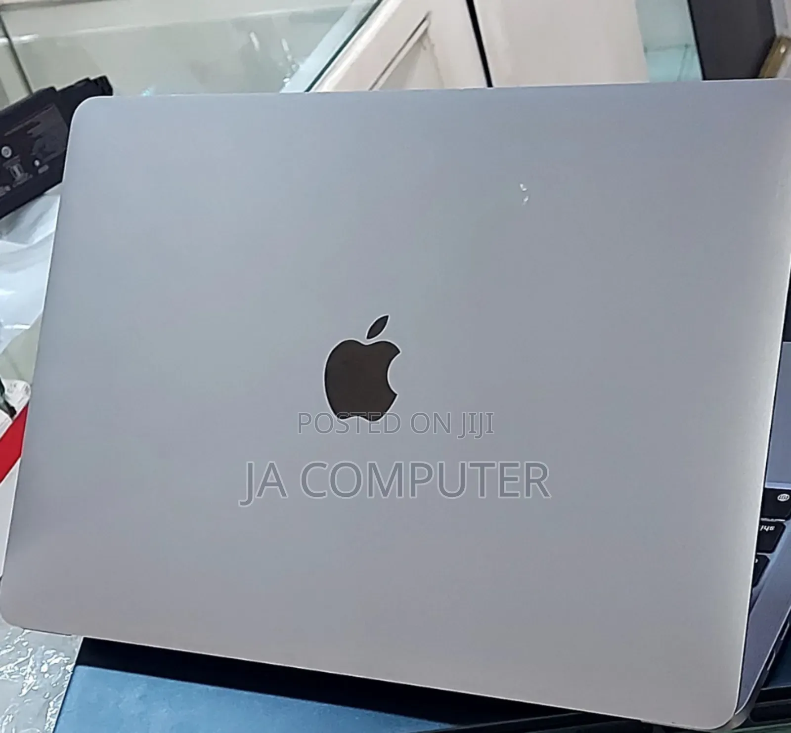New Laptop Apple MacBook Pro 2022 M2 8GB Apple M2 SSD 256GB