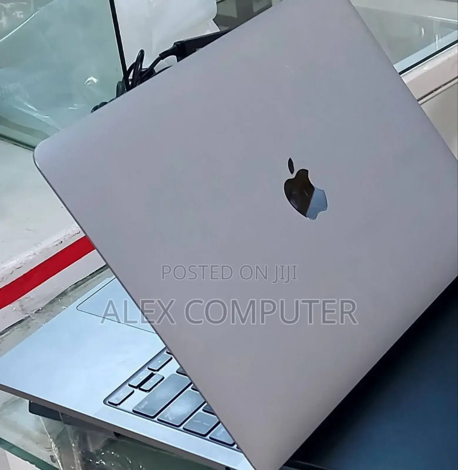 New Laptop Apple MacBook Pro 2022 M2 8GB Apple M2 SSD 256GB