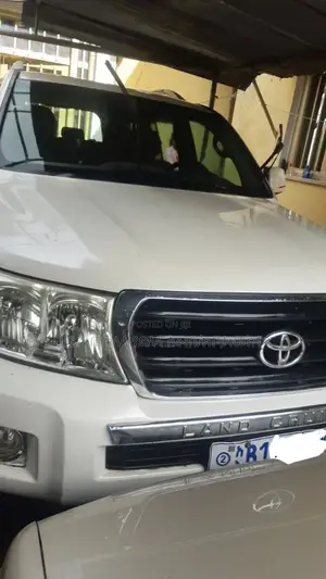 Toyota Land Cruiser 2010 Ivory