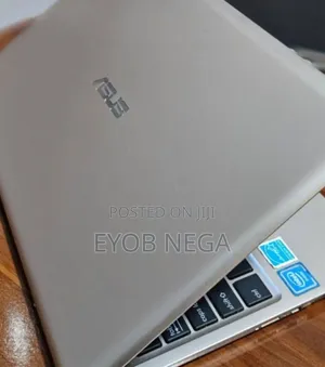 Laptop Asus 2GB Intel Core 2 Quad SSD 32GB