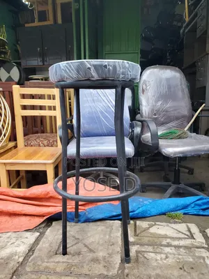 አጅግ በጣም ጠንካራ የሆነ ባለብረት እግር የሆነ ባለጌ ወንበር