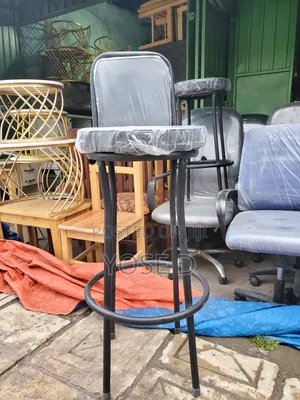 አጅግ በጣም ጠንካራ የሆነ ባለብረት እግር የሆነ ባለጌ ወንበር