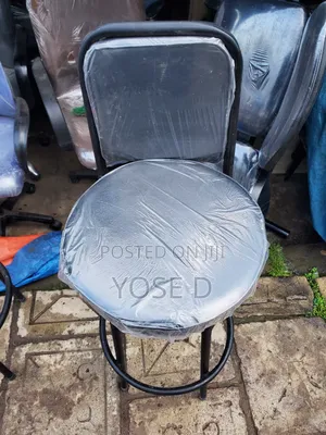 አጅግ በጣም ጠንካራ የሆነ ባለብረት እግር የሆነ ባለጌ ወንበር