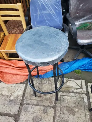 አጅግ በጣም ጠንካራ የሆነ ባለብረት እግር የሆነ ባለጌ ወንበር