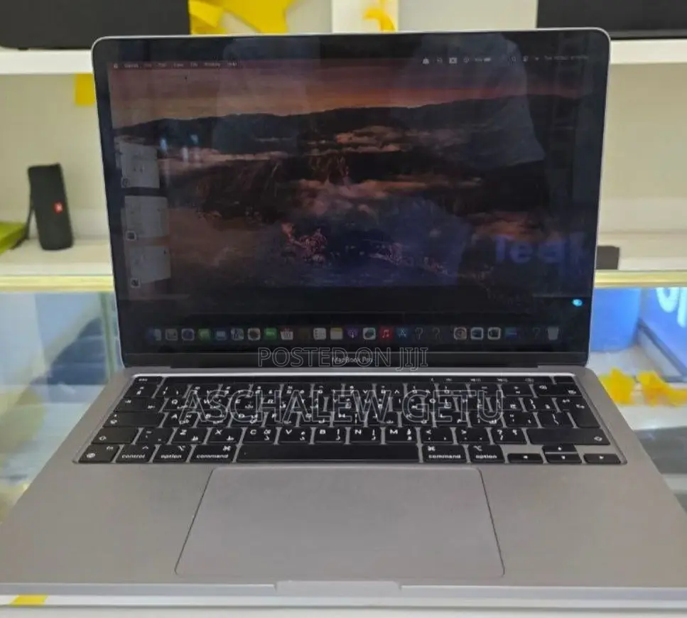 New Laptop Apple MacBook Pro 2020 8GB Apple M1 Pro SSD 256GB