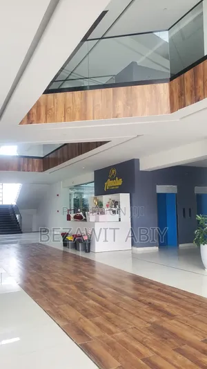 የንግድ ሱቆች ሽያጭ ሾላ መገናኛ ላይ