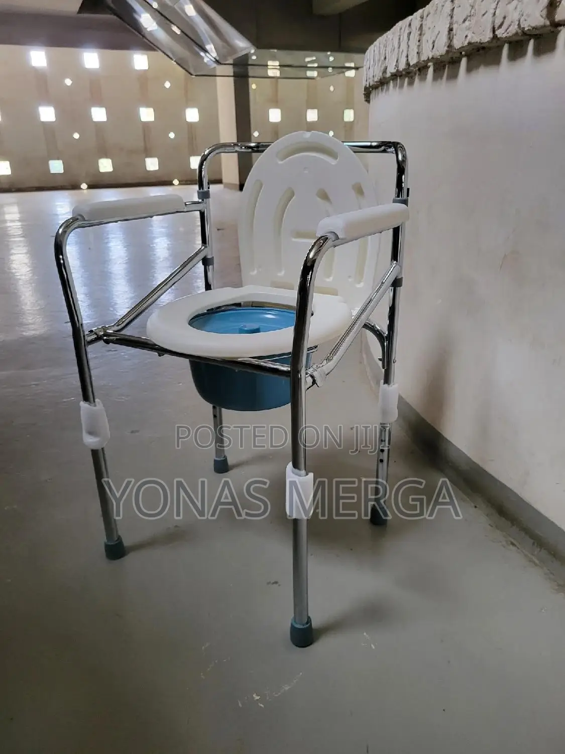 Toilet/Shower Chair٩፭helping Someone Use a Bedside Commode
