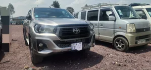Photo - Toyota Hilux 2020 Blue