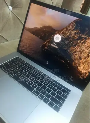 Photo - New Laptop Apple MacBook Pro 2017 16GB Intel Core I7 SSD 512GB