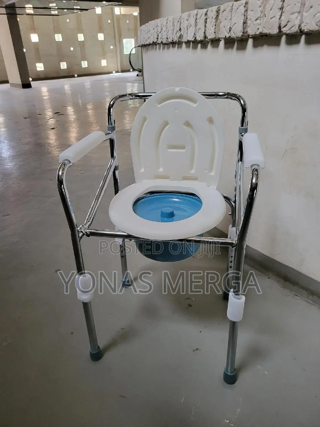 Padded Seat and Potty for Easy Mobility炼ظcommode Chair{}Pot