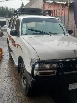 Photo - Toyota Land Cruiser 1990 White