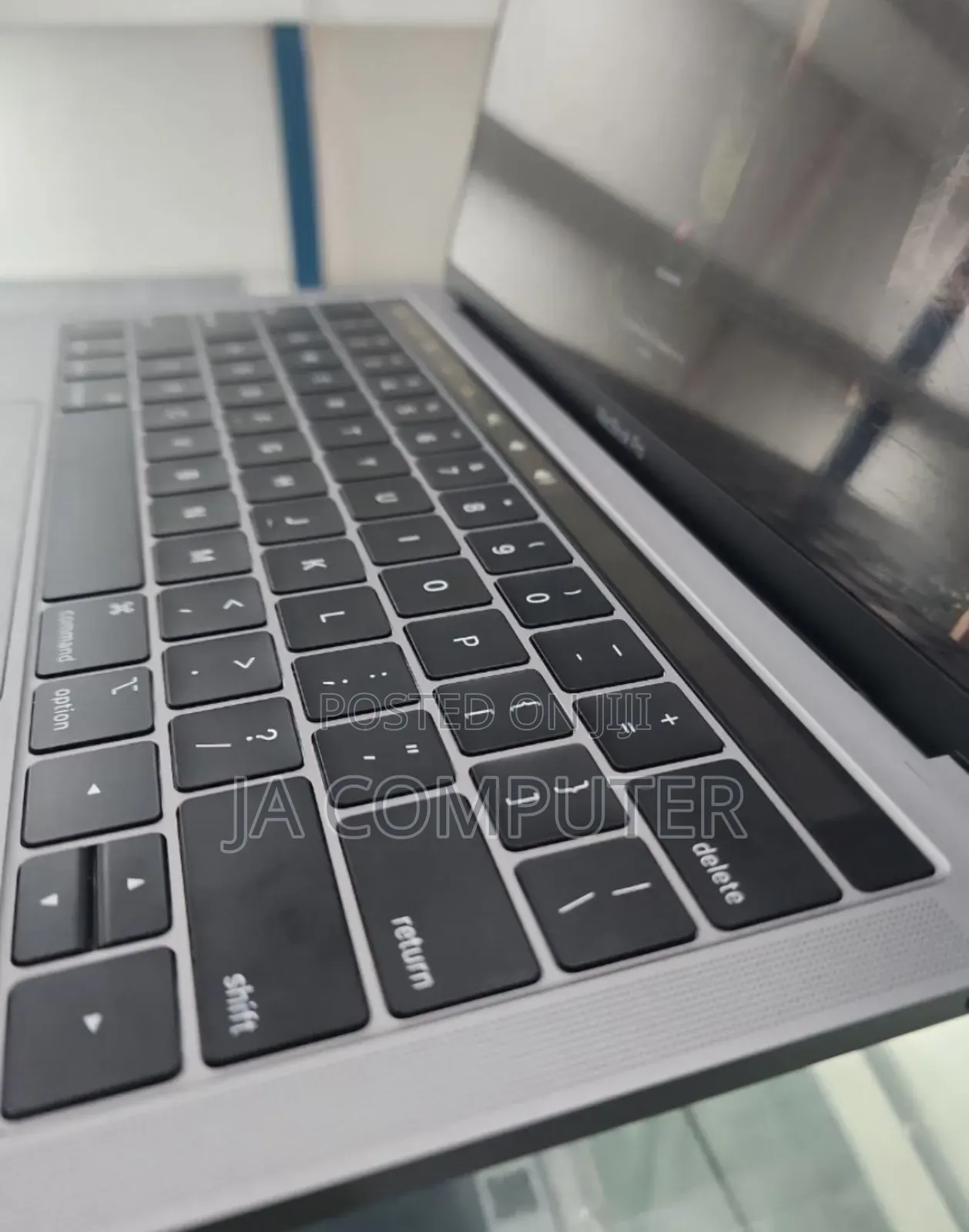 New Laptop Apple MacBook Pro 2019 8GB Intel Core I5 SSD 256GB