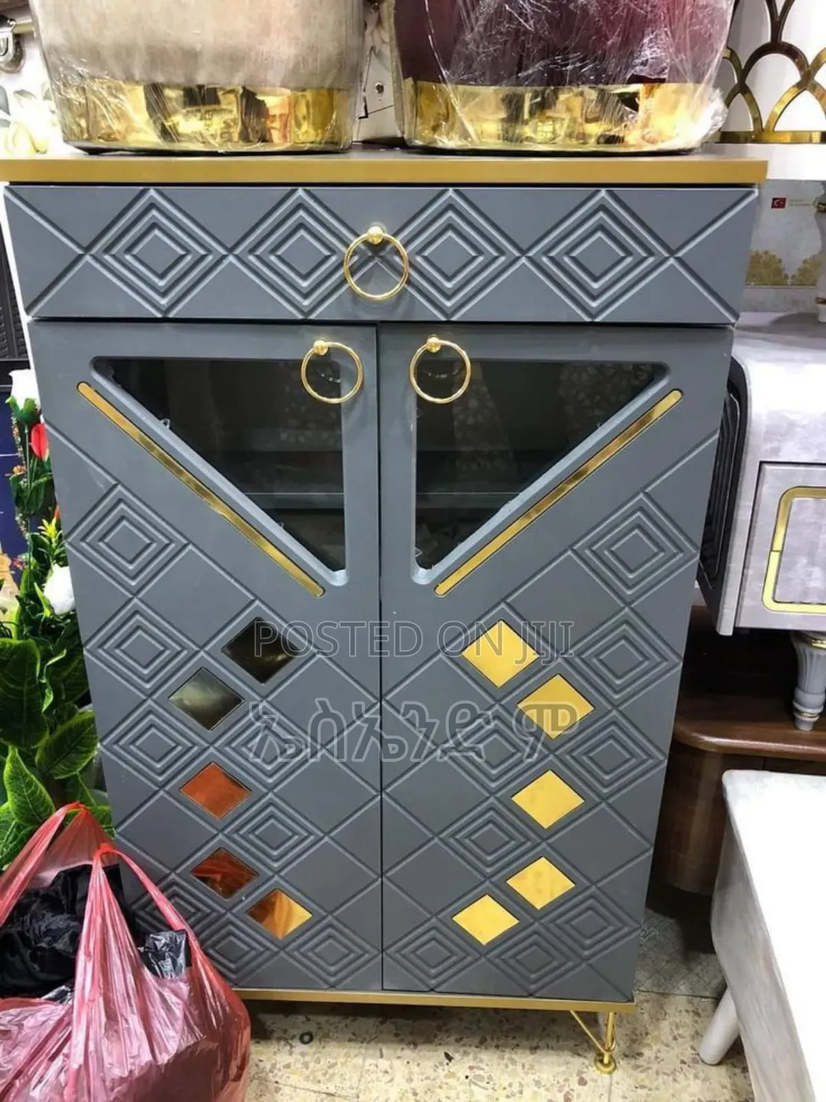 ጫማ መደርደሪያ Gold Strip Design