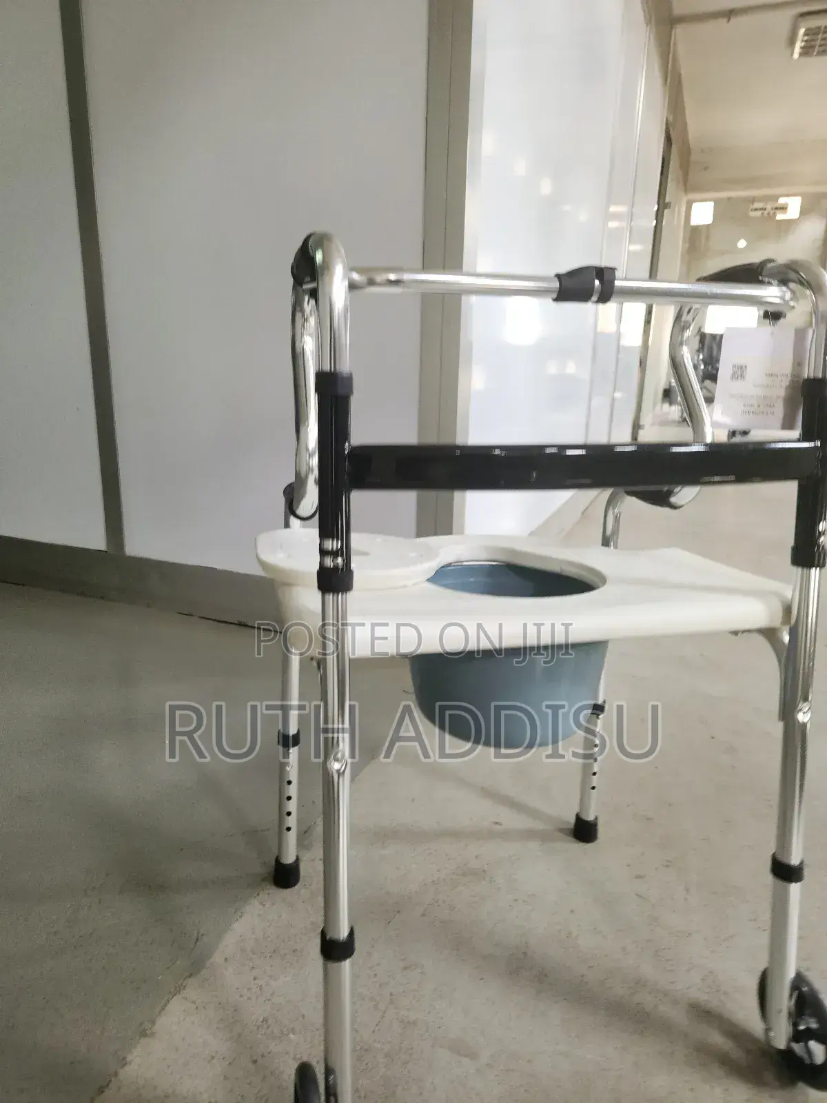 Walker With Seat and Commode Chair並且verastilet Commode Chair