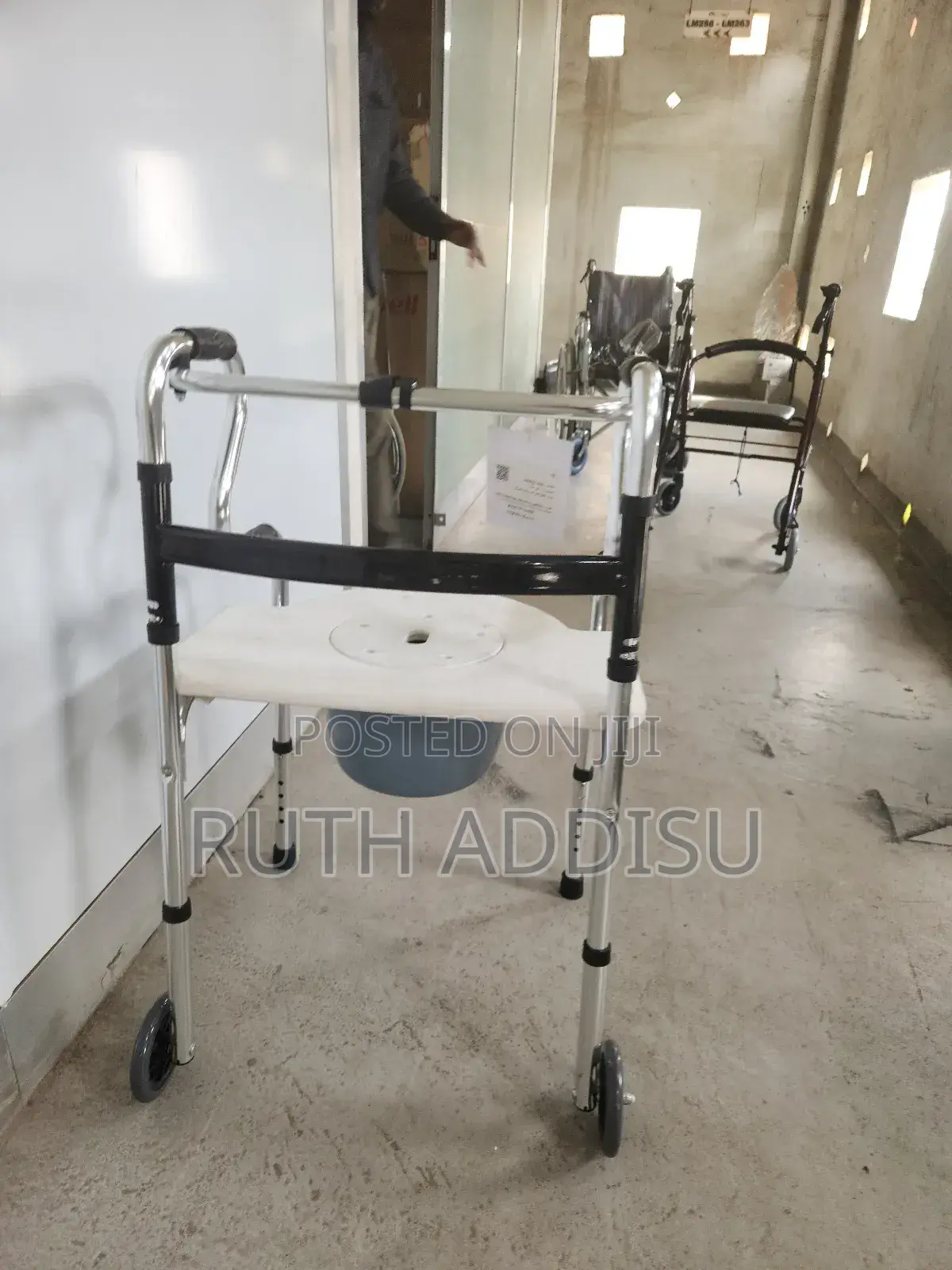 Commode Chair With Walker Foldable Removable Popo並不commode