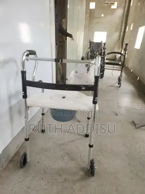 Photo - Commode Chair With Walker Foldable Removable Popo並不commode