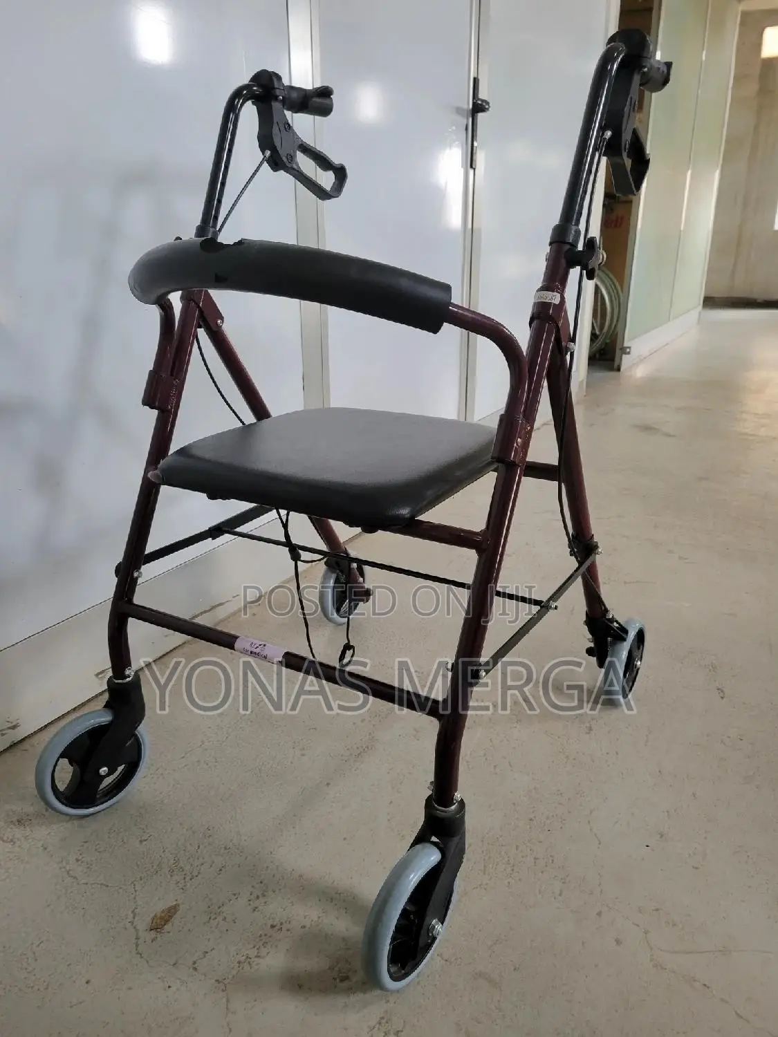 Walkerى枠walking Aid,A Chair With Back Support or a Practical