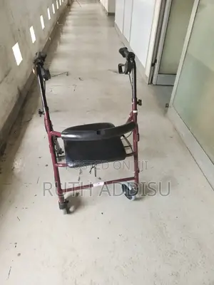 Walker New Walking Aid吃了walker Four Wheels並不foldable Walker
